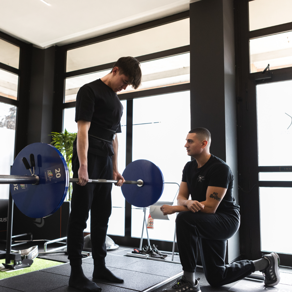 immagine galleria servizio di personal training con coach che segue lo svolgimento dell'esercizio da parte dell'allievo