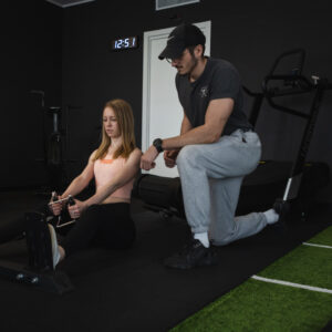 immagine galleria servizio di personal training con coach che segue lo svolgimento dell'esercizio da parte dell'allieva